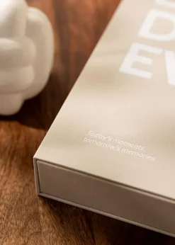 KAILA BEST DAY EVER Creme - Coffee Table Photo Album (60 Sorte Sidor)