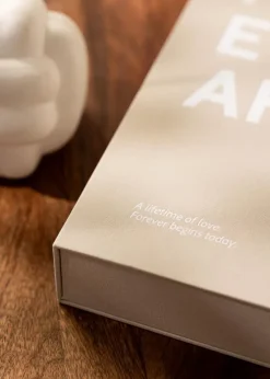 KAILA HAPPILY EVER AFTER Creme - Coffee Table Photo Album (60 Sorte Sidor)