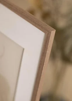 Ramme Edsbyn Lys Valnød 30x50 cm - Passepartout Hvid 20x40 cm