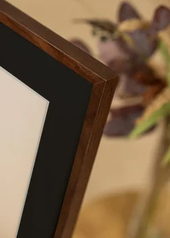 Ramme E-Line Valnød 13x18 cm - Passepartout Sort 9x12 cm