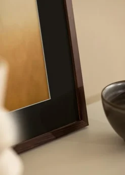 Ramme E-Line Valnød 70x100 cm - Passepartout Sort 61x91,5 cm