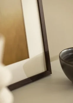 Ramme E-Line Valnød 70x100 cm - Passepartout Hvid 62x93 cm