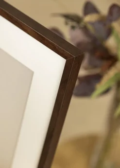 Ramme E-Line Valnød 50x70 cm - Passepartout Hvid 16x24 inches