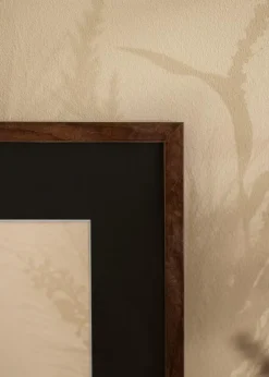 Ramme E-Line Valnød 30x40 cm - Passepartout Sort 21x30 cm