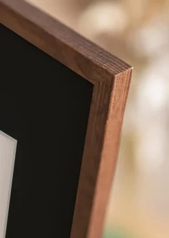 Ramme Galant Valnød 24x30 cm - Passepartout Sort 18x24 cm