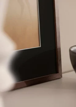 Ramme Galant Valnød 35x50 cm - Passepartout Sort 24x30 cm