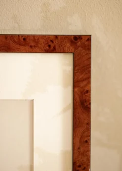 Ramme Hermes valnød 60x90 cm - Passepartout Hvid 40x70 cm