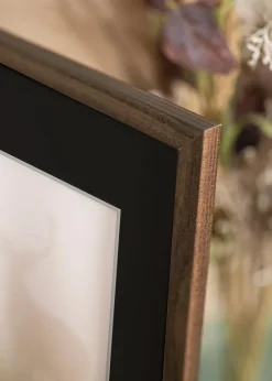 Ramme Stilren Valnød 40x60 cm - Passepartout Sort 25x50 cm