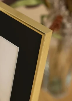 Ramme Visby Blank Guld 50x70 cm - Passepartout Sort 33x56 cm