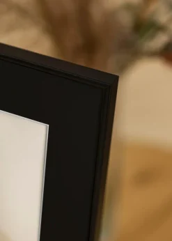 Ramme Visby Hvid 50x70 cm - Passepartout Sort 33x56 cm