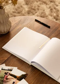 White Love Gæstebog - 23x25 cm (176 Hvide sider / 88 blade)